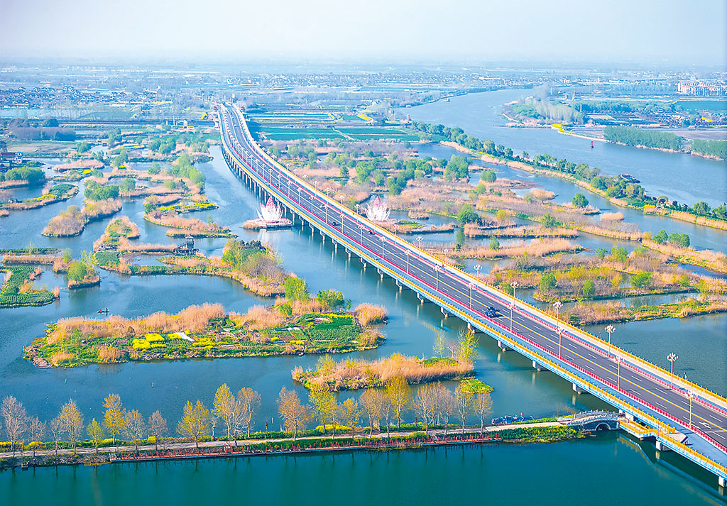 江苏兴化四好农村路铺筑乡村振兴快车道