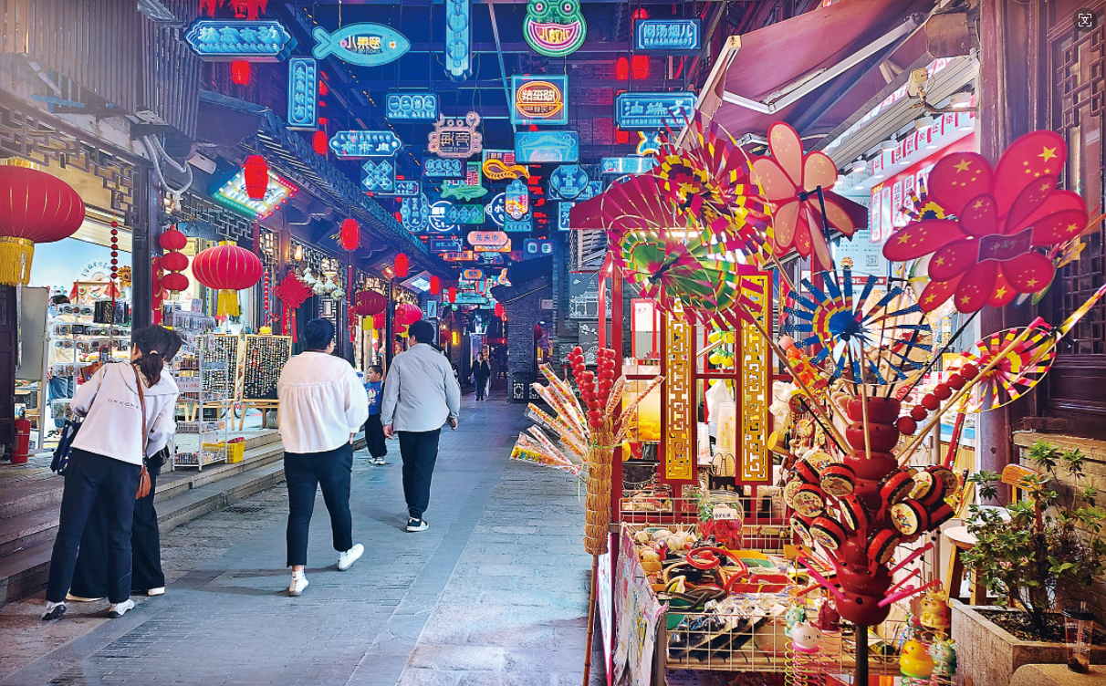 首页>专题>文章详情> 老巷子成了网红商业街"体育夜市"也给周边居民的